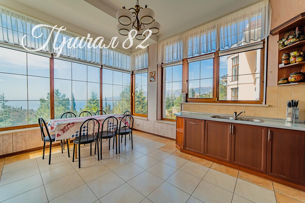 Ялта, пгт. Никита, улица Оранжерейная