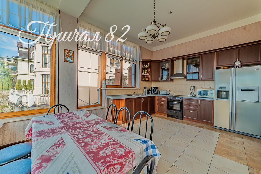 Ялта, пгт. Никита, улица Оранжерейная