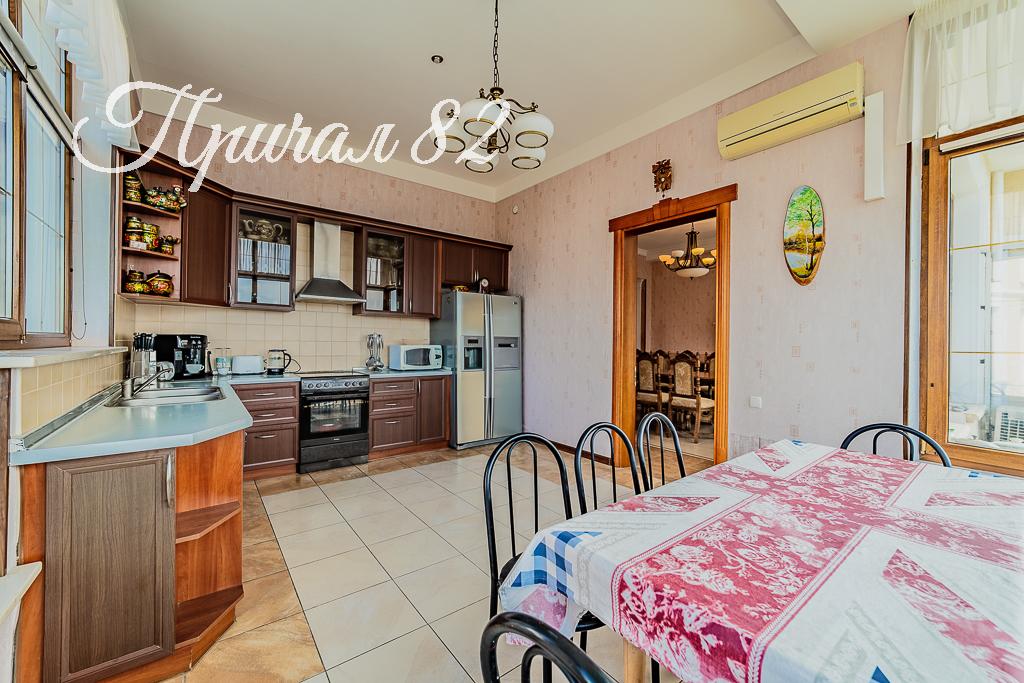 Ялта, пгт. Никита, улица Оранжерейная