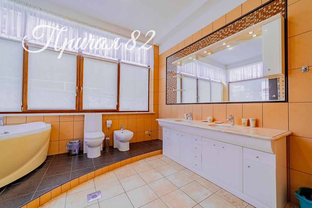 Ялта, пгт. Никита, улица Оранжерейная