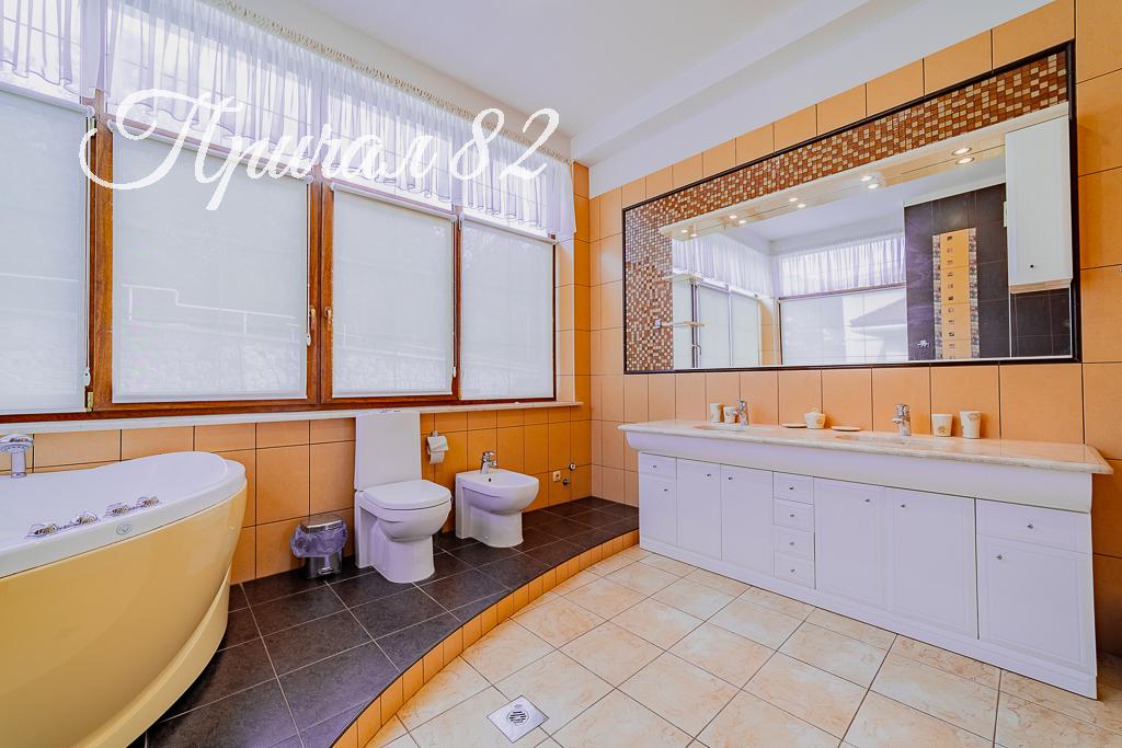 Ялта, пгт. Никита, улица Оранжерейная