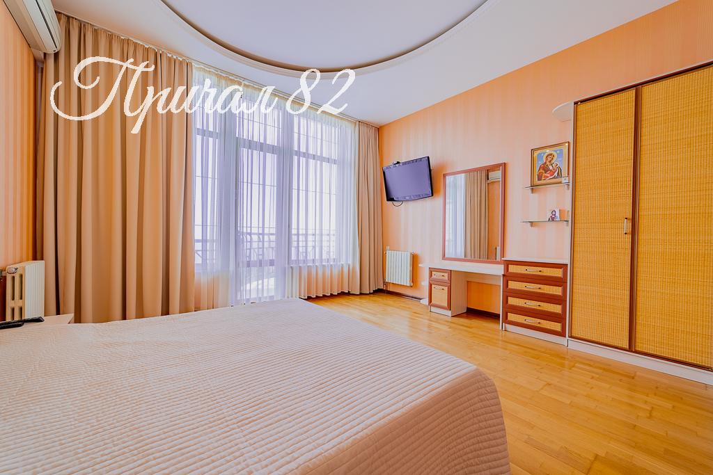 Ялта, пгт. Никита, улица Оранжерейная