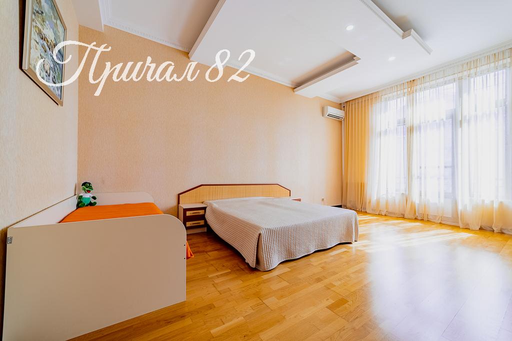 Ялта, пгт. Никита, улица Оранжерейная