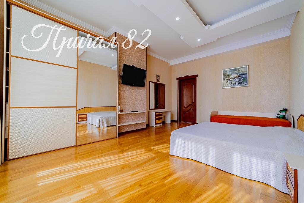 Ялта, пгт. Никита, улица Оранжерейная