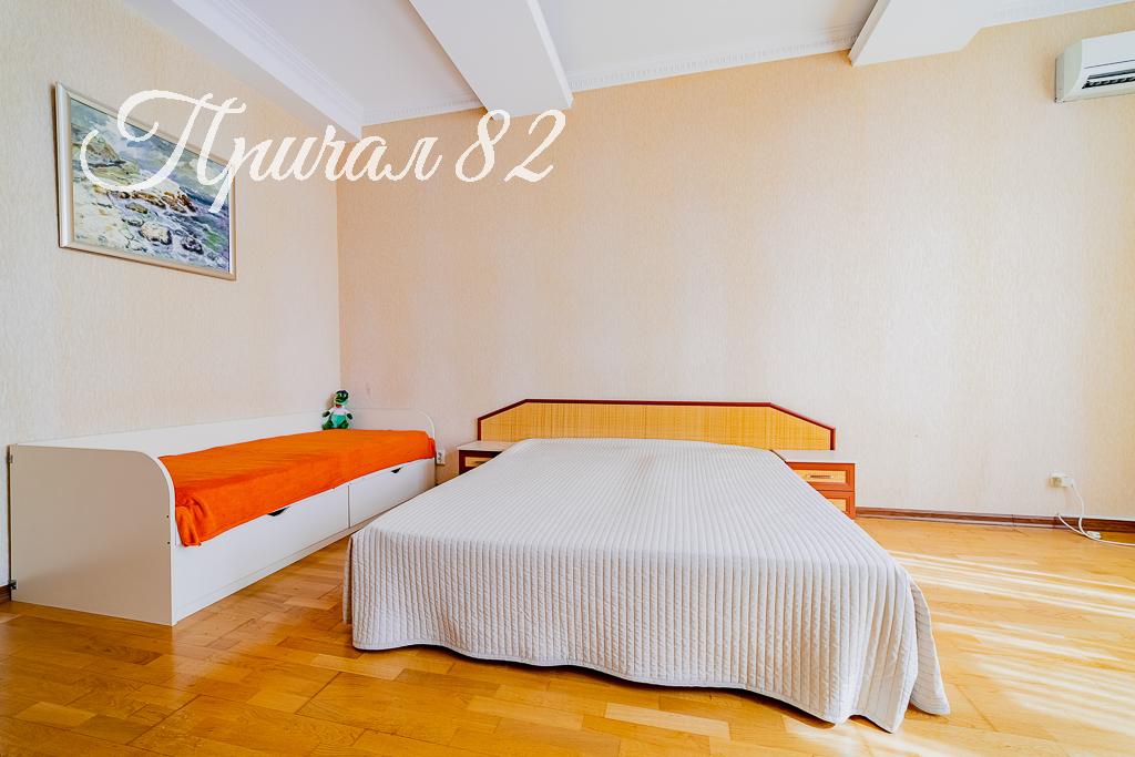 Ялта, пгт. Никита, улица Оранжерейная