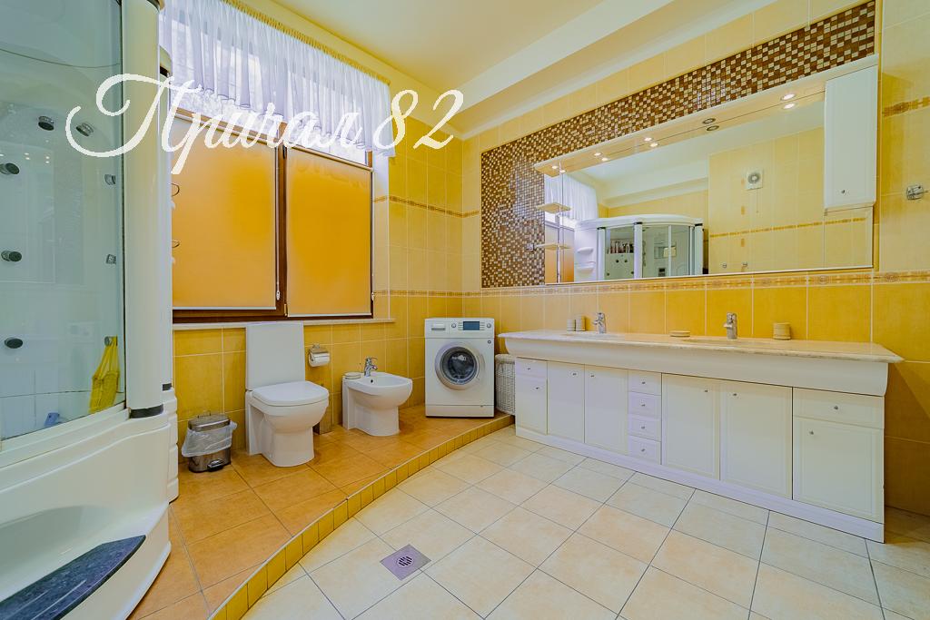 Ялта, пгт. Никита, улица Оранжерейная