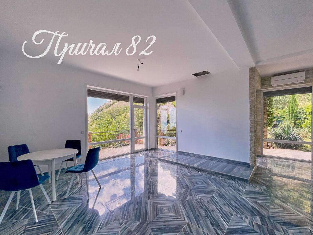 Ялта поселок городского типа Парковое улица Центральная дом 36