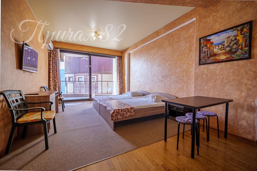 Ялта, улица Морской спуск 8