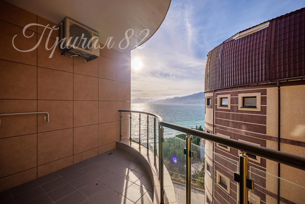 Ялта, улица Морской спуск 8