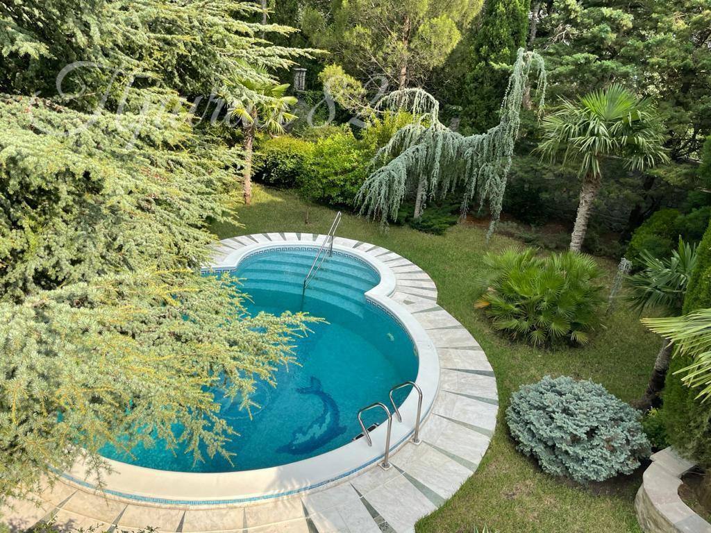 Ялта, поселок городского типа Отрадный, улица Аврора