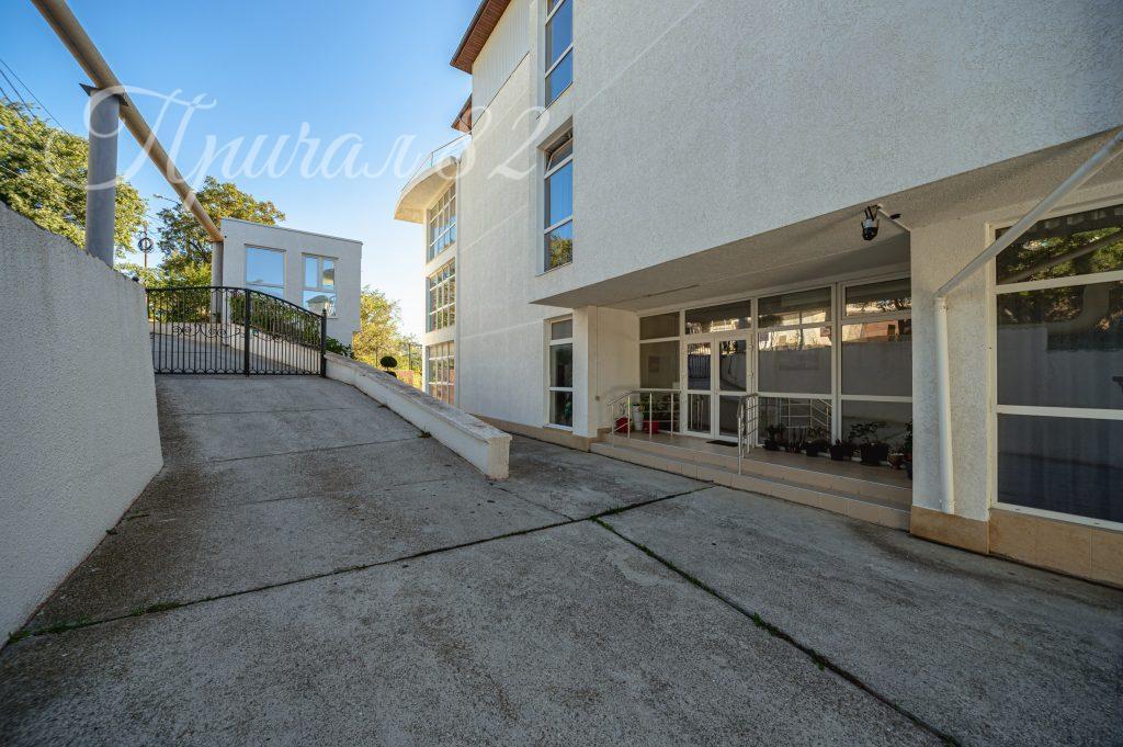 Ялта, пгт. Кореиз, Мисхорский спуск 1Б