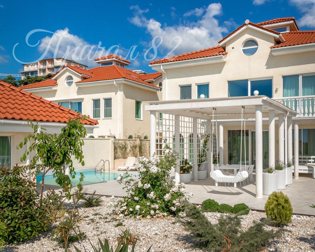 Ялта, ул. Коммунаров 12