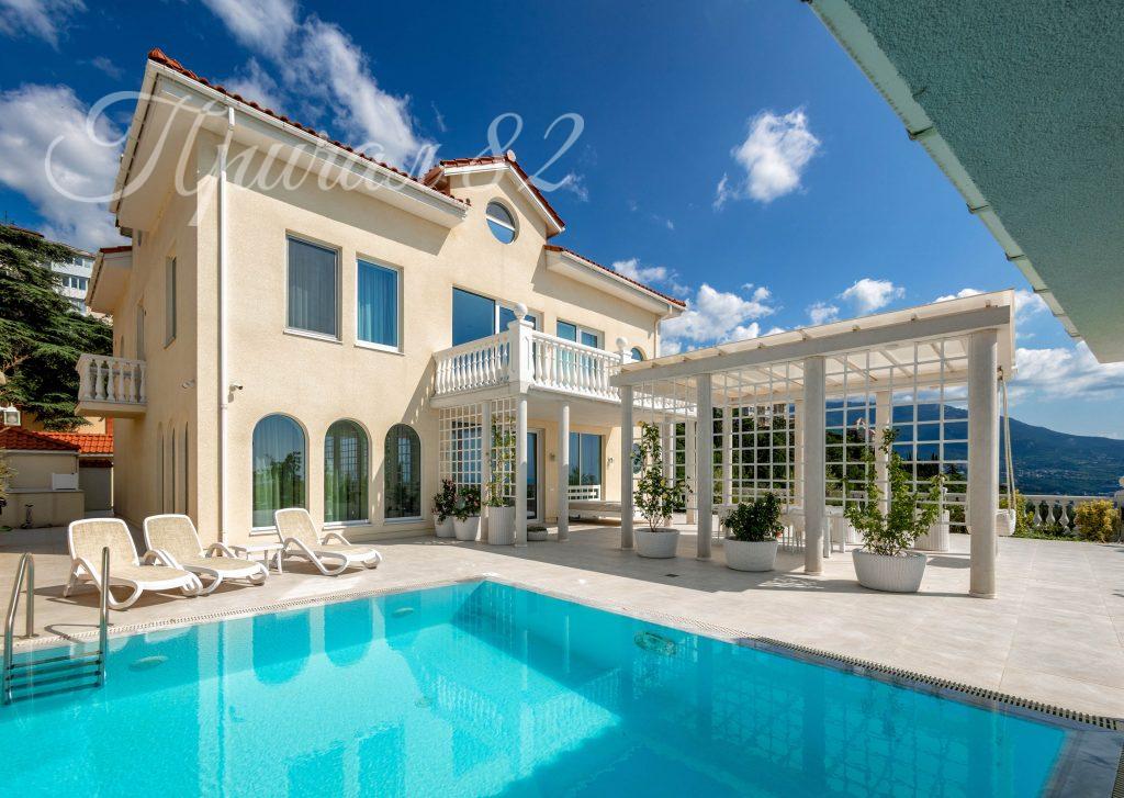 Ялта, ул. Коммунаров 12