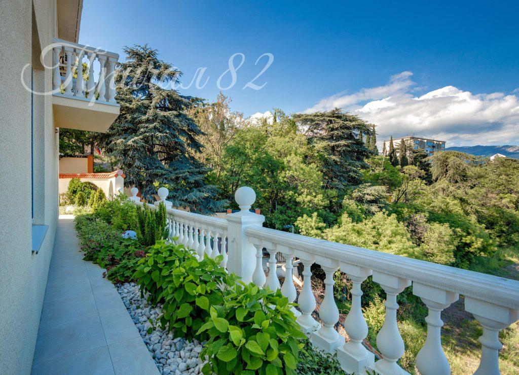 Ялта, ул. Коммунаров 12