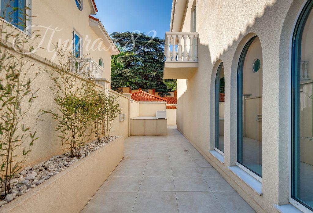 Ялта, ул. Коммунаров 12