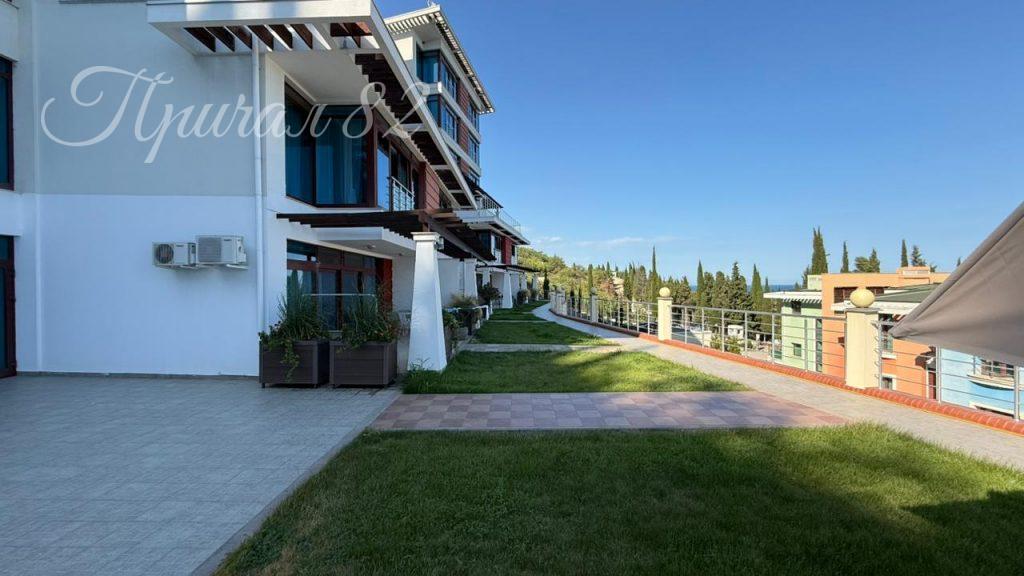 Алушта, Аллея декабристов 5