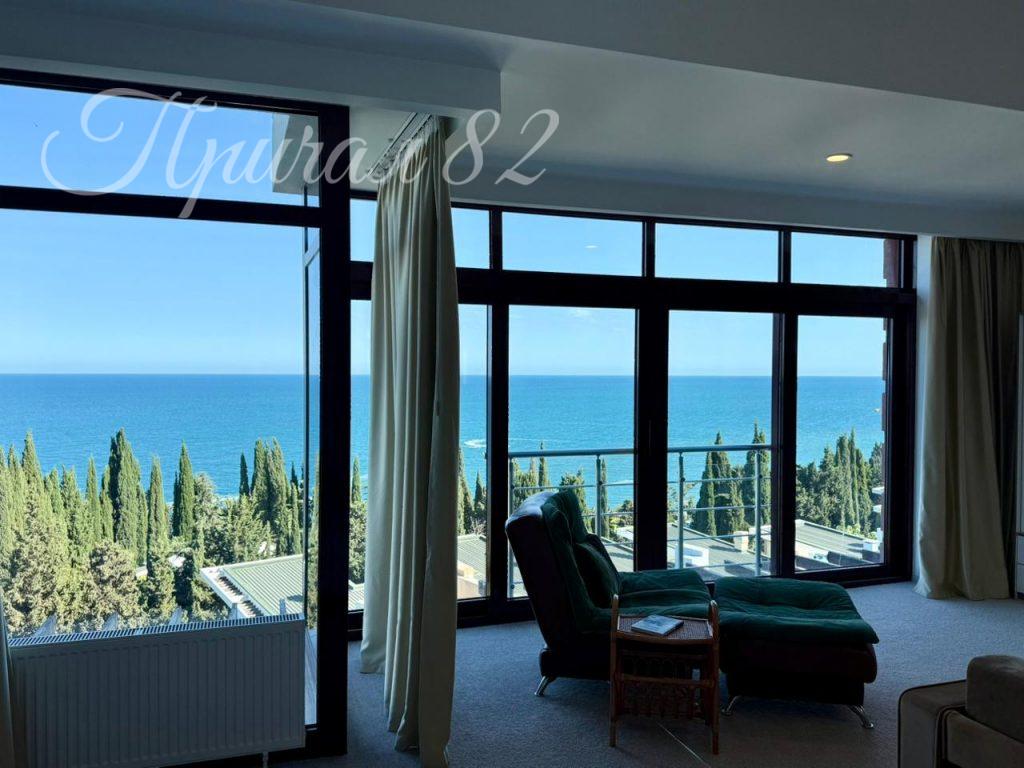 Алушта, Аллея декабристов 5