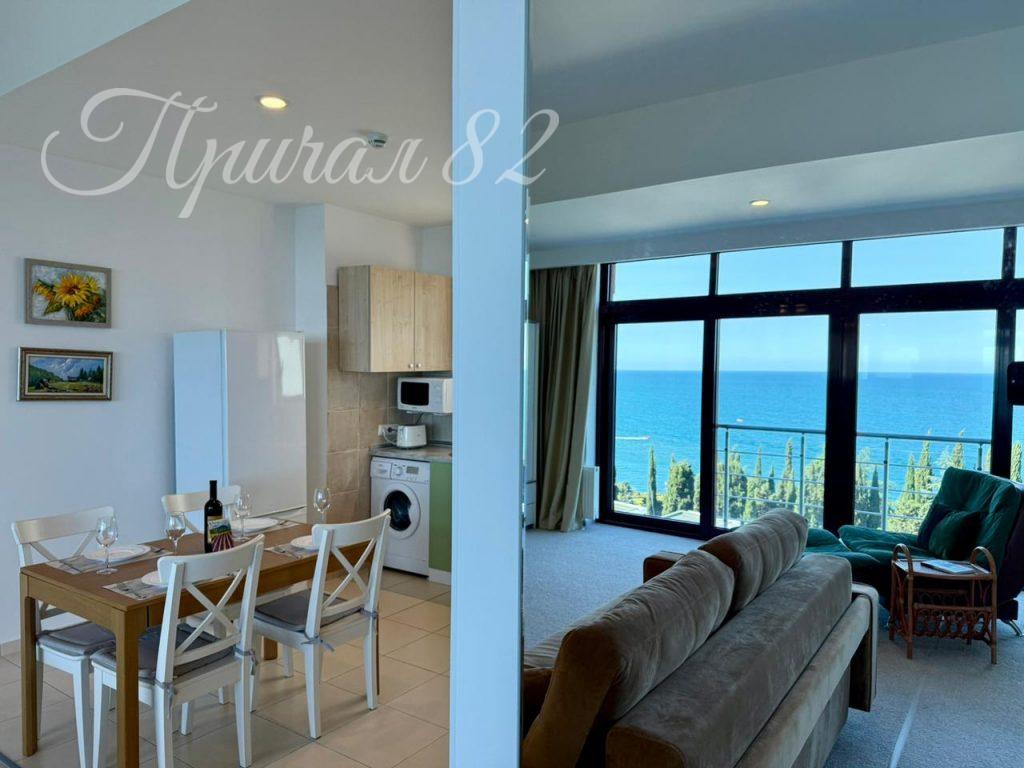 Алушта, Аллея декабристов 5