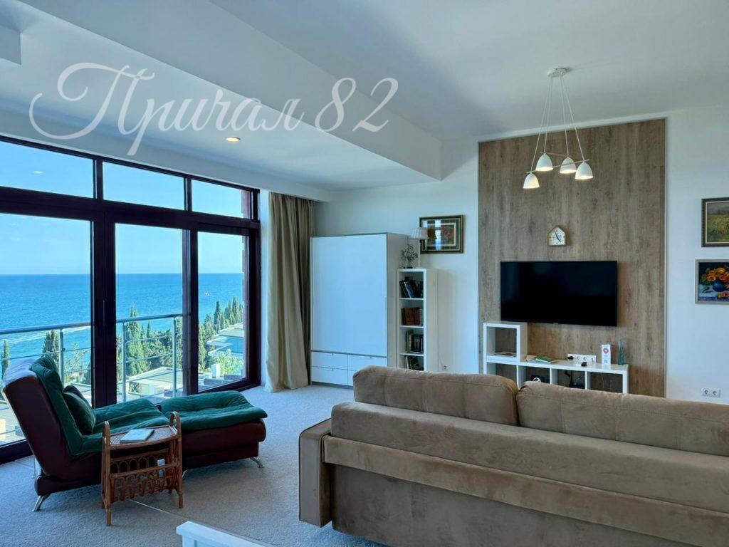 Алушта, Аллея декабристов 5