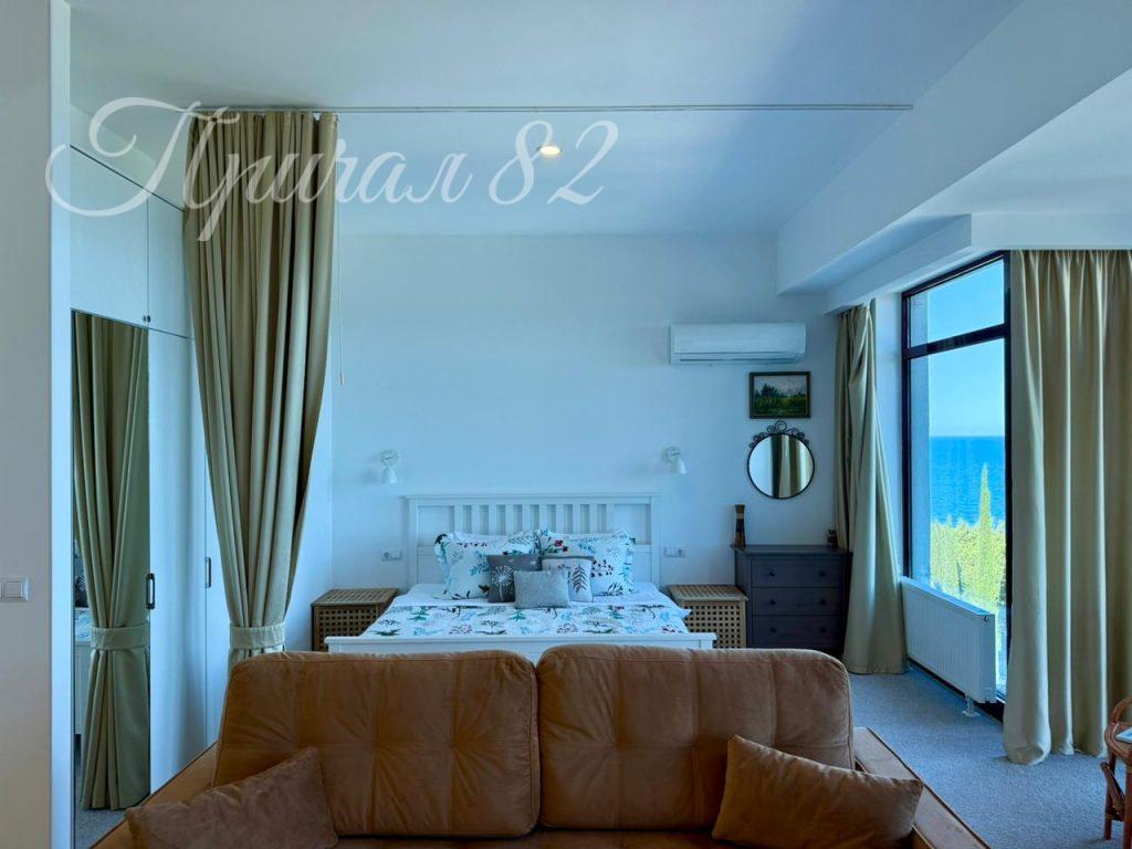 Алушта, Аллея декабристов 5