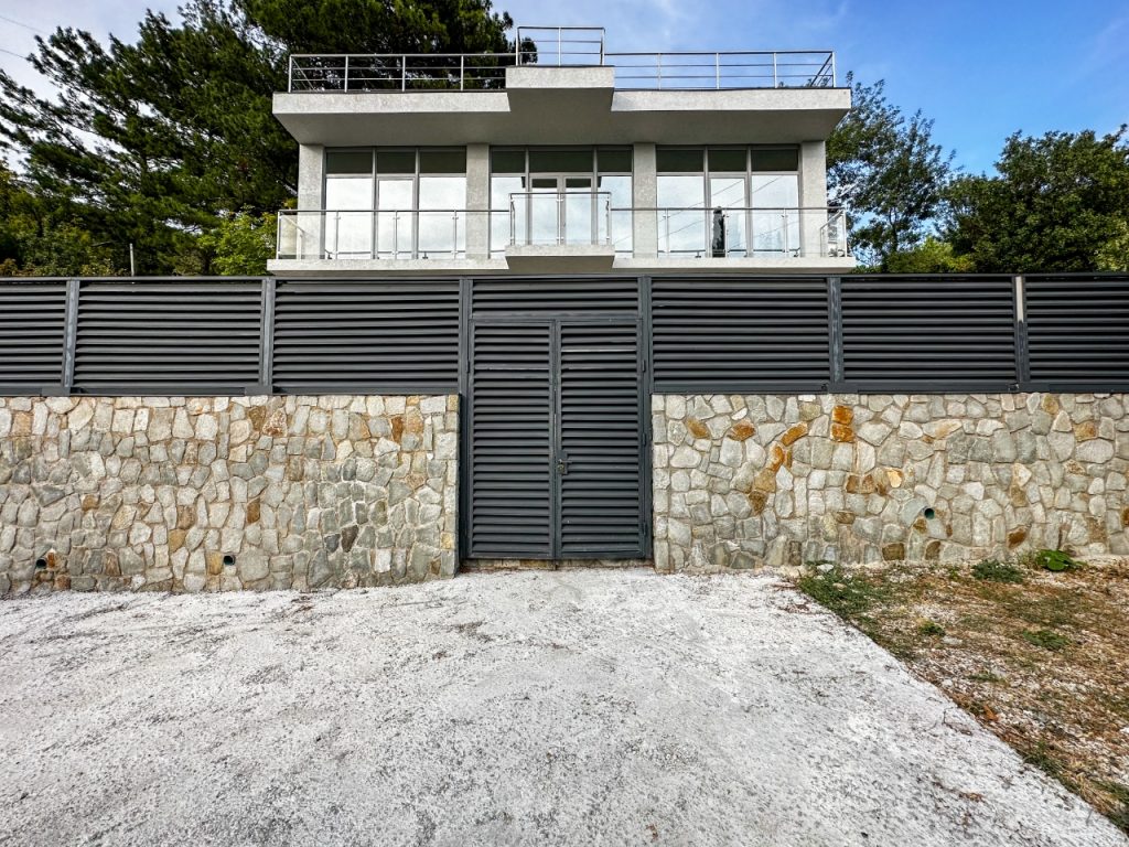 Новый готовый коттедж с видовой террасой