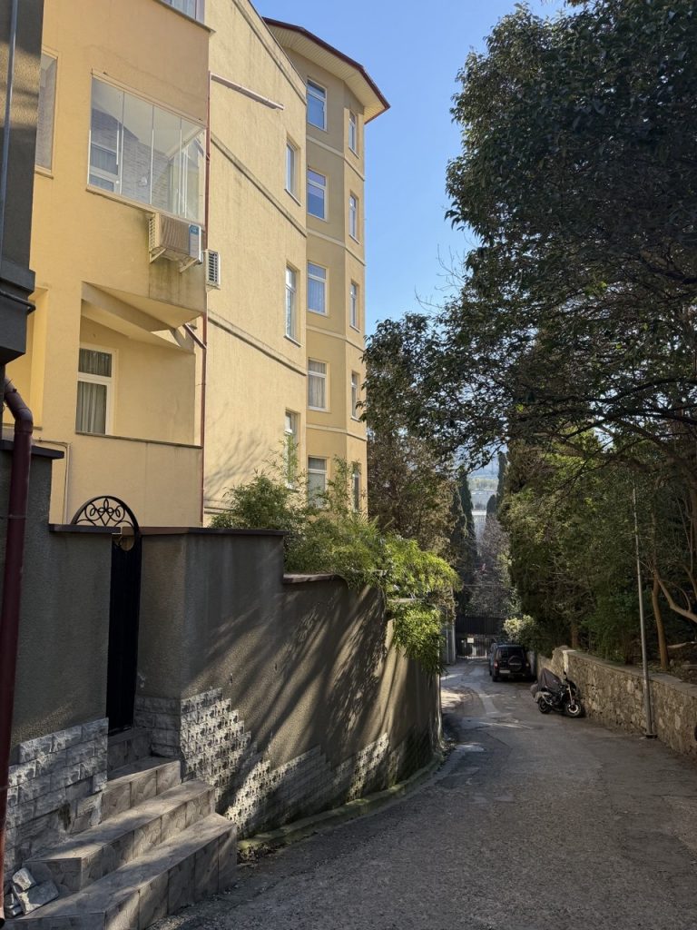 Республика Крым, Ялта, ул. Ломоносова 27