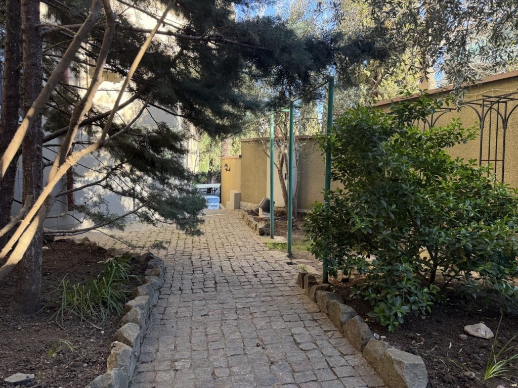 Республика Крым, Ялта, ул. Ломоносова 27