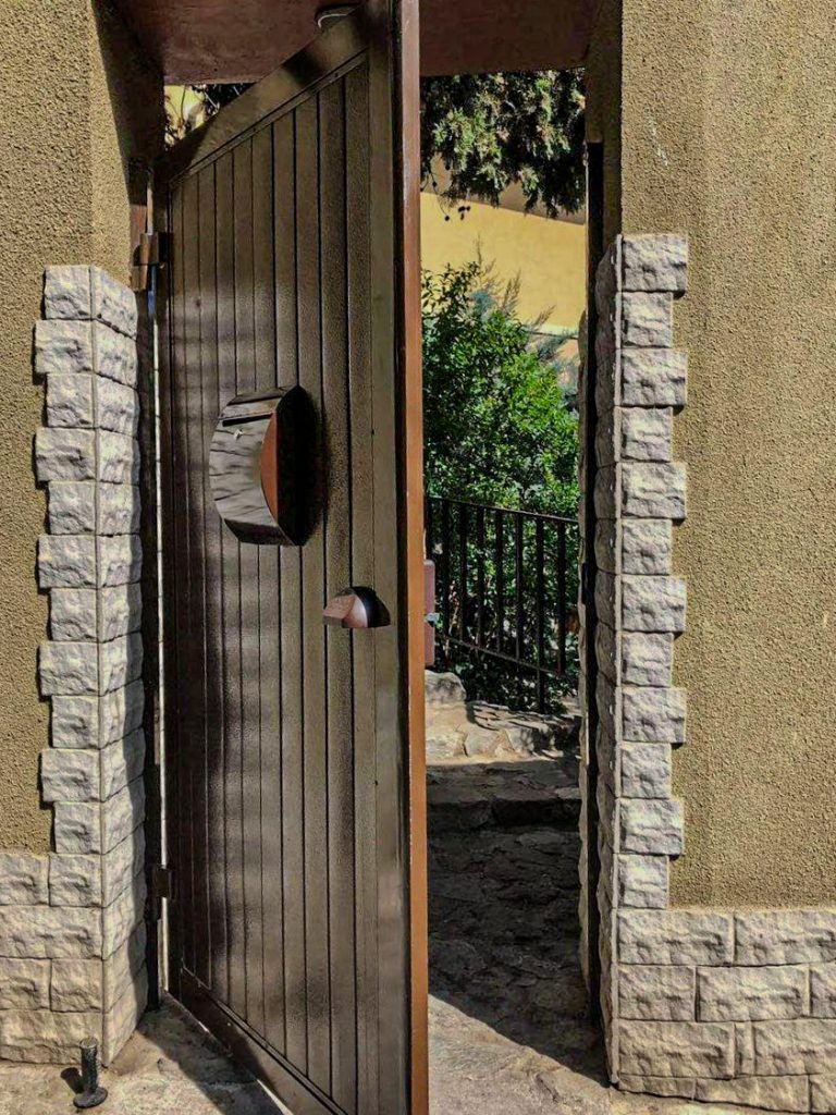 Республика Крым, Ялта, ул. Ломоносова 27