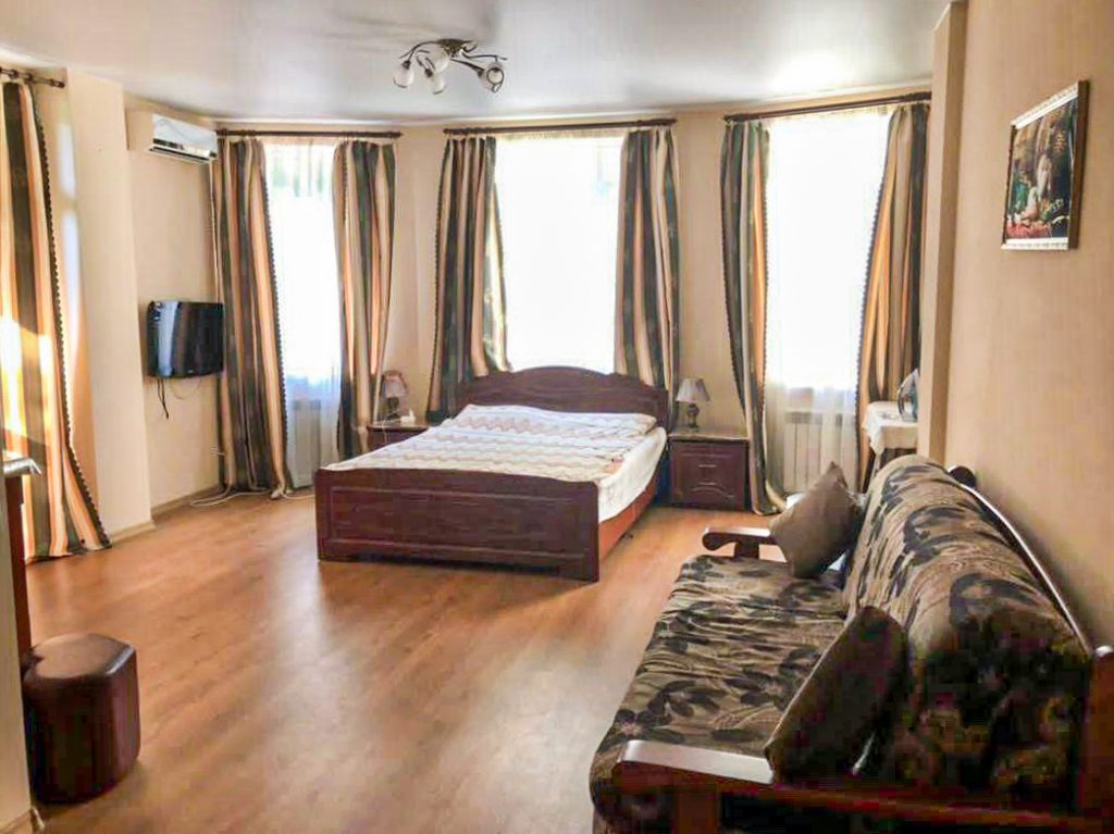 Республика Крым, Ялта, ул. Ломоносова 27