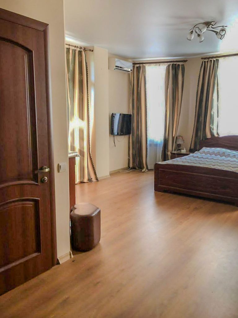 Республика Крым, Ялта, ул. Ломоносова 27