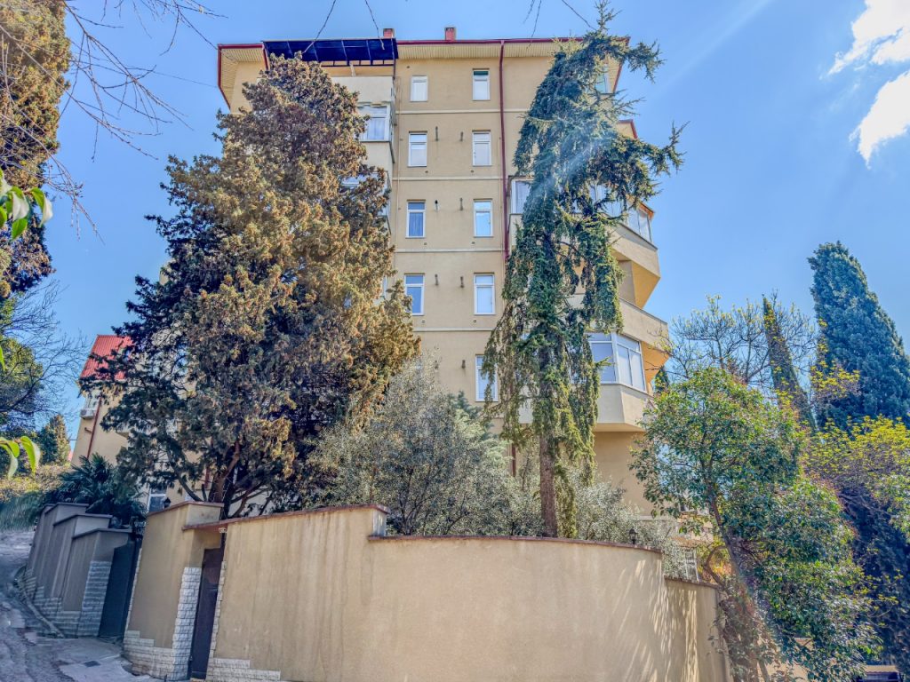 Республика Крым, Ялта, ул. Ломоносова 27