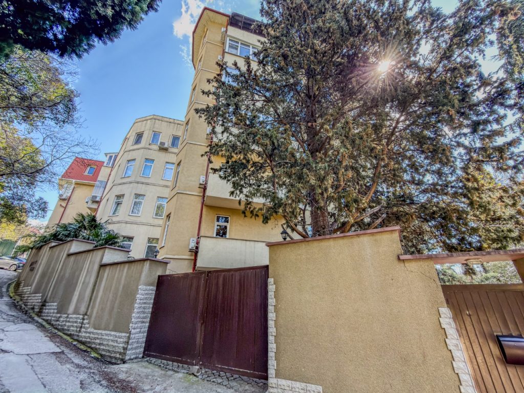 Республика Крым, Ялта, ул. Ломоносова 27